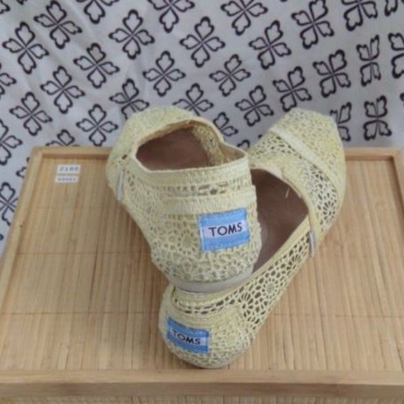 Toms Ladies Crochet Lace Slip-On Size 6 - Picture 5 of 8